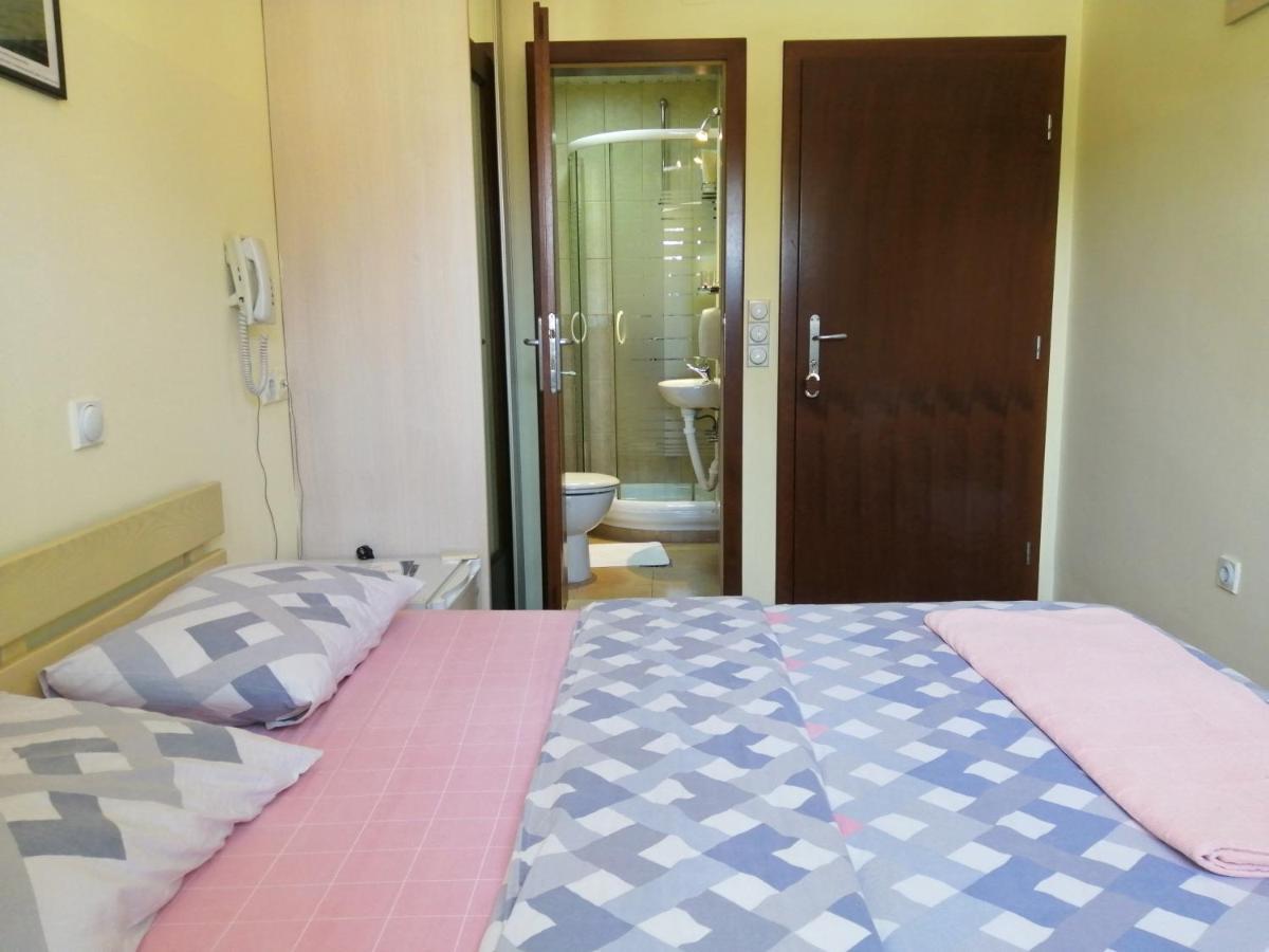 Hotel Pelikan Вирпазар Екстериор снимка