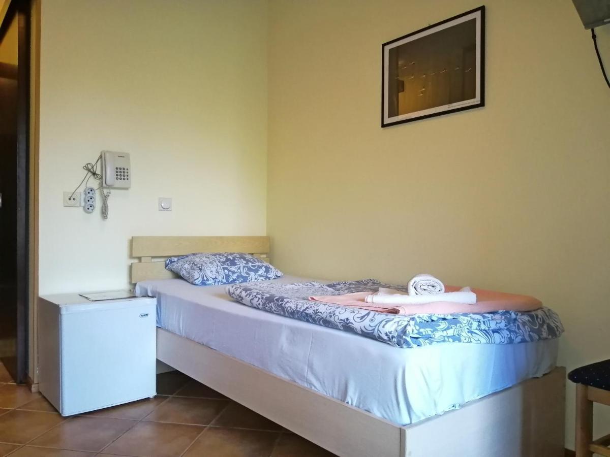Hotel Pelikan Вирпазар Екстериор снимка
