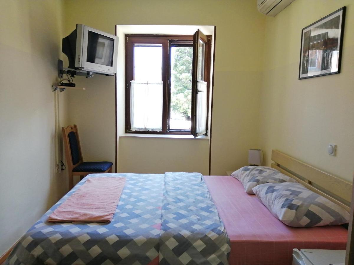 Hotel Pelikan Вирпазар Екстериор снимка
