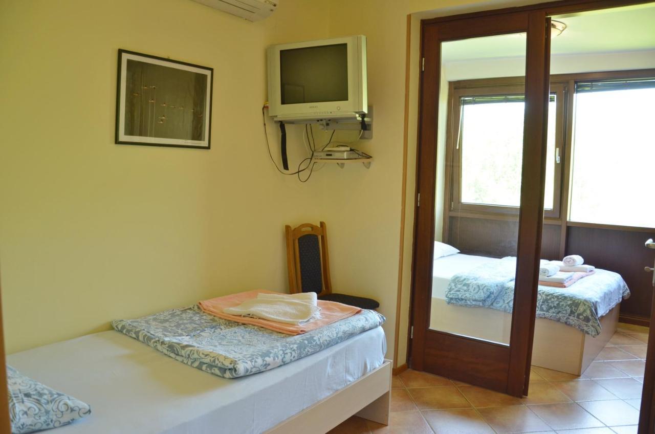 Hotel Pelikan Вирпазар Екстериор снимка