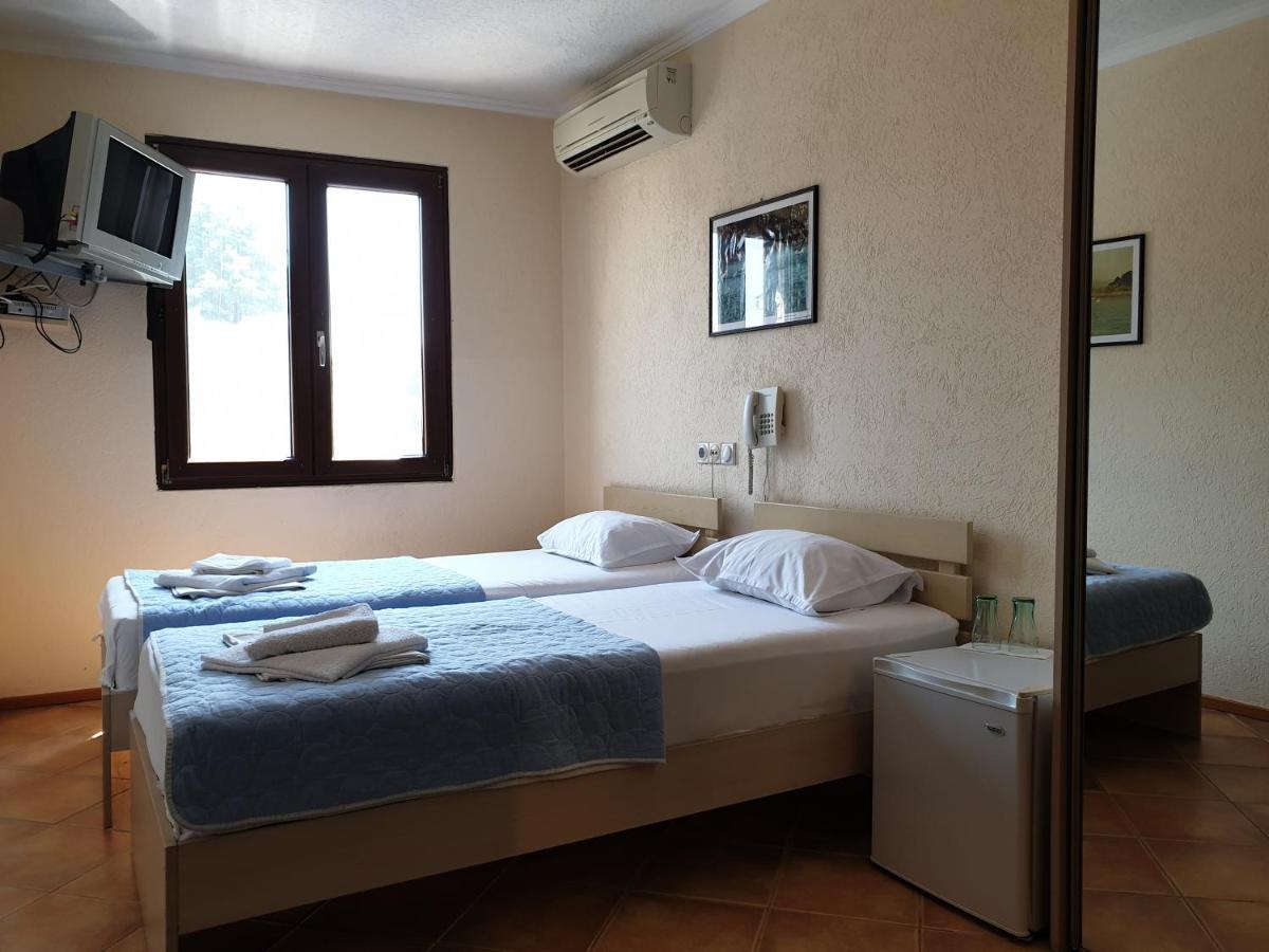 Hotel Pelikan Вирпазар Екстериор снимка