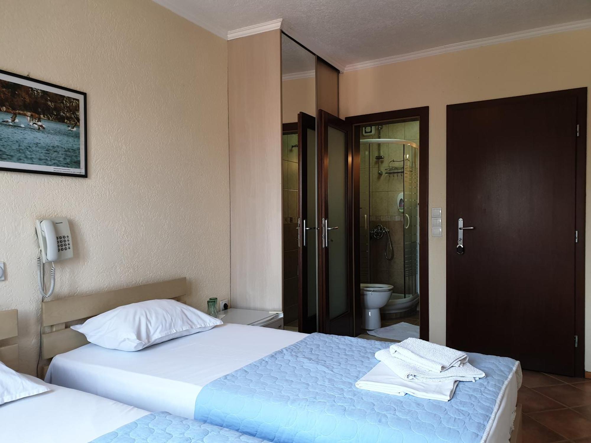 Hotel Pelikan Вирпазар Екстериор снимка