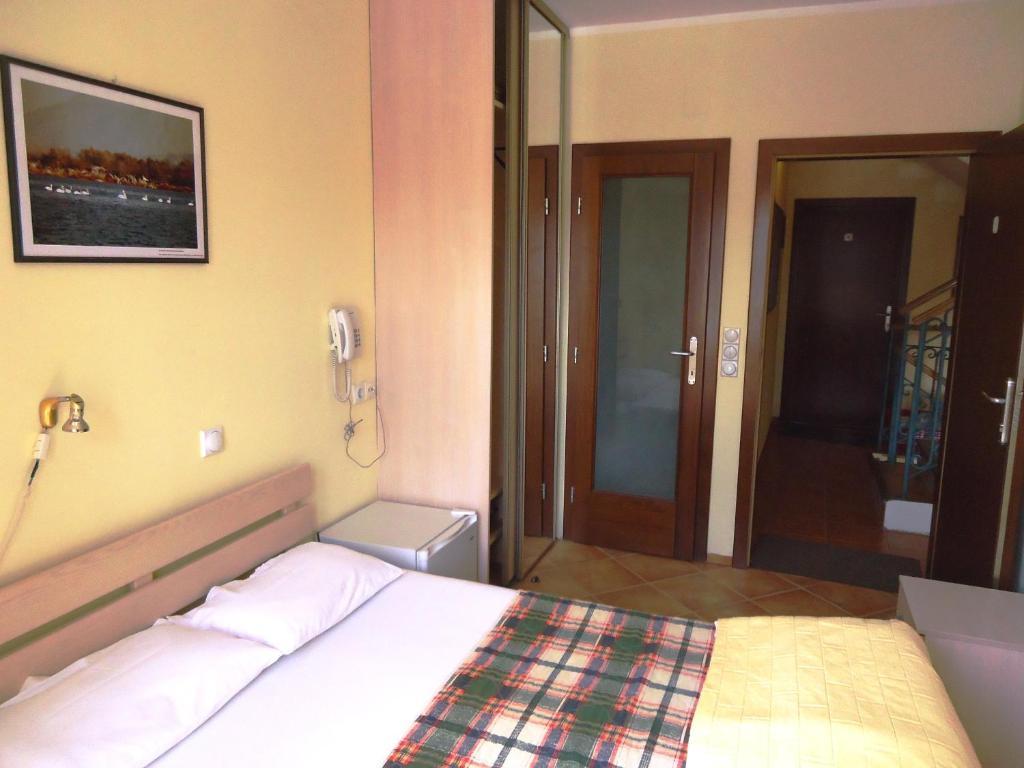 Hotel Pelikan Вирпазар Екстериор снимка