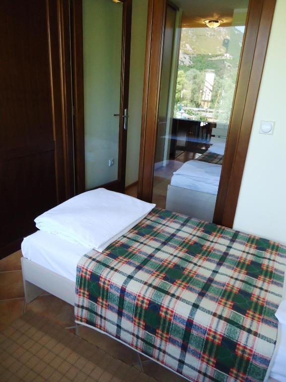 Hotel Pelikan Вирпазар Екстериор снимка