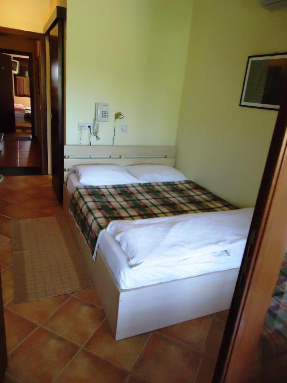 Hotel Pelikan Вирпазар Екстериор снимка